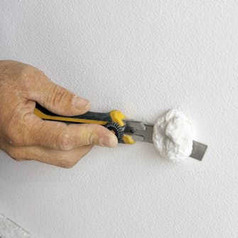 Skummet som er herdet skjæres forsiktig av Skummet som er herdet skjæres forsiktig av